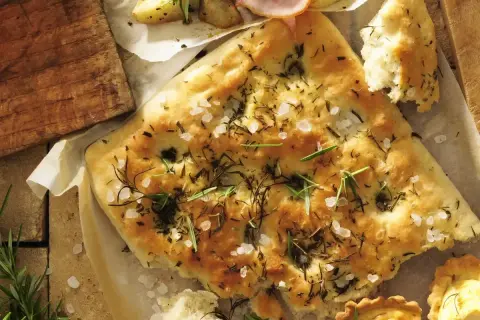 Pyszna focaccia z rozmarynem i solą morską, idealna do każdego posiłku. Prosty przepis na domową focaccię.