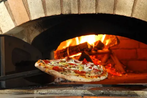 Piec opalany drewnem, a na łopacie gorąca pizza. Idealny kamień do pizzy to podstawa chrupiącego ciasta.