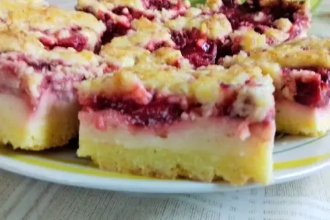 Pyszne ciasto z truskawkami i budyniem, posypane kruszonką. Idealne na letnie popołudnie.
