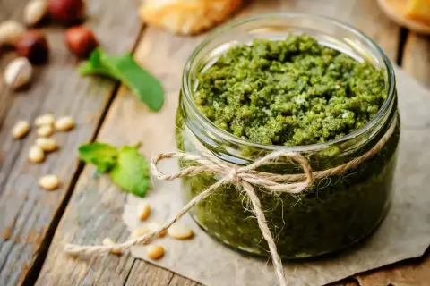 Słoik domowego pesto, idealny do makaronu. Zobacz, jak zrobić pesto z bazylii, orzeszków piniowych i parmezanu.