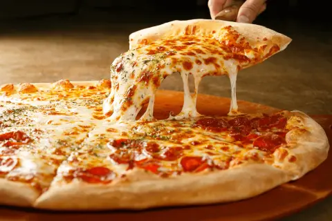 Gorąca pizza z ciągnącym się serem. Czy ciasto na pizzę można zrobić dzień wcześniej? Tak, i będzie równie pyszne!
