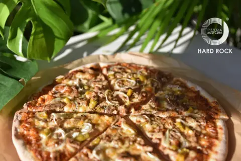 Pyszna pizza z Pizzerii Muzyczna Hard Rock. Czy pizza to fast food? Ta wygląda na dzieło sztuki!