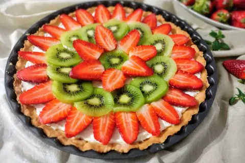 Tarta z mascarpone ozdobiona słodkimi truskawkami i soczystym kiwi. Pyszny deser na każdą okazję.