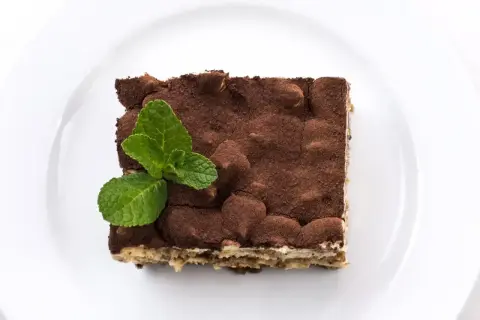 Pyszne tiramisu posypane kakao, z miętą. Zastanawiasz się, jaki alkohol do tiramisu wybrać?