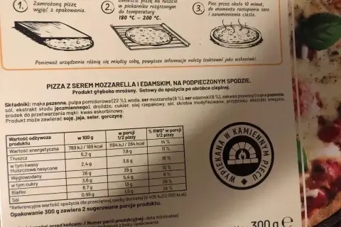 Instrukcja: piec pizzę w 200 stopniach przez 10 minut, aż ser się roztopi. Smacznego!