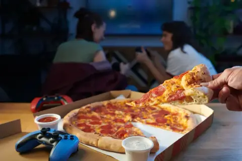 Idealna pizza 40 cm na ile osób? Wystarczy dla dwóch graczy podczas wieczoru z grami.