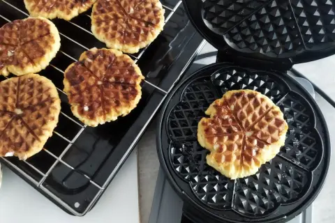 Pyszne gofry belgijskie przepis na chrupiące, złociste ciasto. Idealne na śniadanie lub deser.