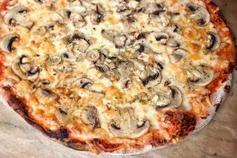 Pyszna pizza z pieczarkami, idealnie wypieczona w 180 stopniach.