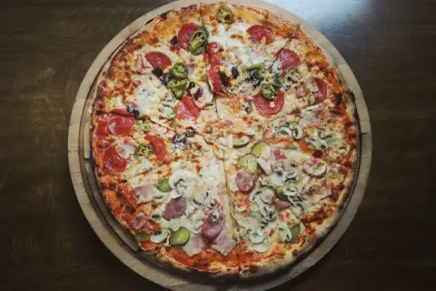 Duża pizza 50 cm z salami, pieczarkami i ogórkiem. Zastanawiasz się, ile kalorii ma pizza 50 cm?