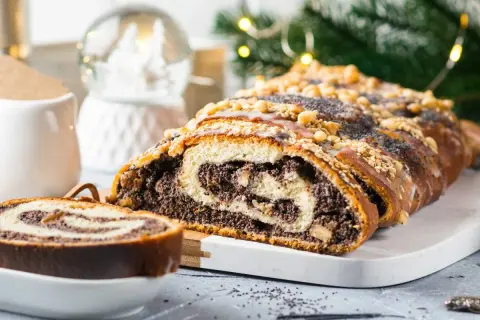 Pyszny makowiec, idealny na święta. Dowiedz się, jak przechowywać makowiec, by zachował świeżość.