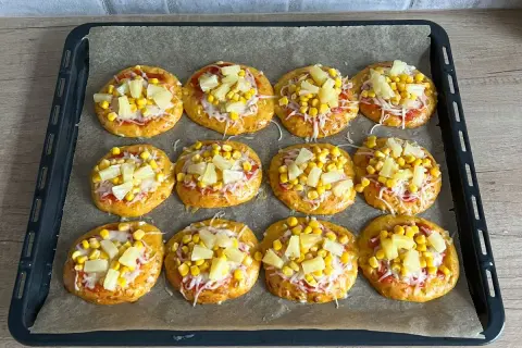 Gotowe do pieczenia pizzerinki z ananasem i kukurydzą. Prosty przepis na domowe pizzerinki.