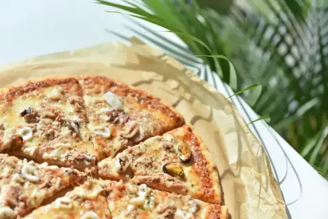 Pizza z owocami morza, czy jest lekkostrawna? Złocisty ser i aromatyczne dodatki kuszą.