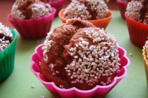 Pyszne muffinki bananowe w kolorowych foremkach, posypane chrupiącymi perełkami. Idealne na deser!