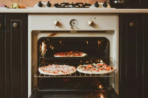 Trzy pizze pieką się w piekarniku. Czy termoobieg sprawi, że będą idealne?