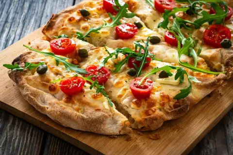 Pyszna pinsa z pomidorkami, rukolą i mozzarellą. Idealny przepis na domową pinsę.