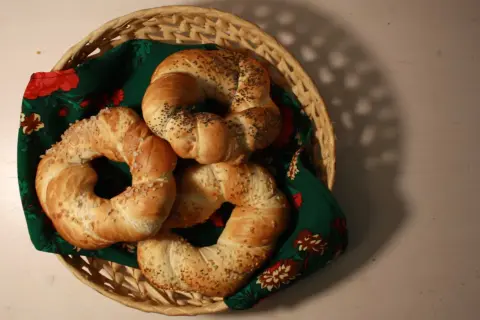 Koszyk z obwarzankami, posypanymi makiem, sezamem i solą. Idealne na obwarzanki przepis.