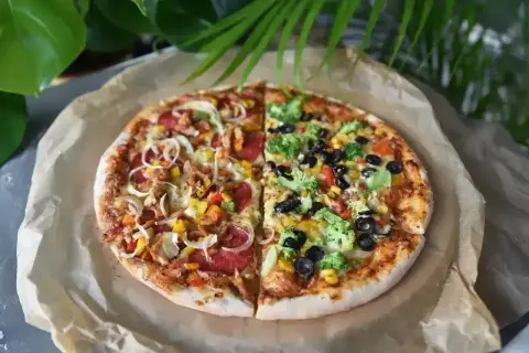 Pół na pół: 32 cm pizza z kurczakiem, papryką i cebulą oraz z brokułami, kukurydzą i oliwkami.