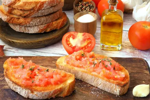 Pyszna bruschetta przepis: chrupiące grzanki z pomidorami, czosnkiem i oliwą. Idealna na szybką przekąskę.
