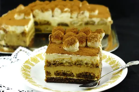 Pyszny sernik tiramisu, warstwowy deser z kremem i biszkoptami, posypany kakao.